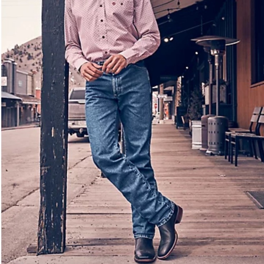 Wrangler George Strait Cowboy Cut Jeans in Heavyweight Stone